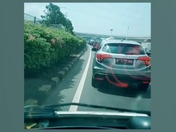Duh! Honda HR-V Diduga Halangi Ambulans, Diklakson Ogah Minggir