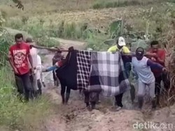 Jalan Rusak Parah, Warga Sakit di Jombang Dipikul 8 Km ke Puskesmas