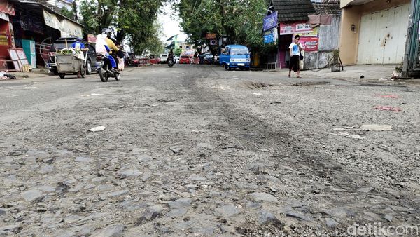 Waduh... Akibat Pengalihan Arus Lalin, Jalan di Rangkasbitung Rusak