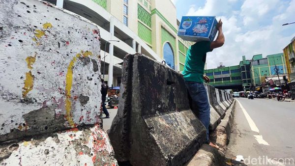 Warga Nekat Terobos Pembatas Jalan di Tanah Abang