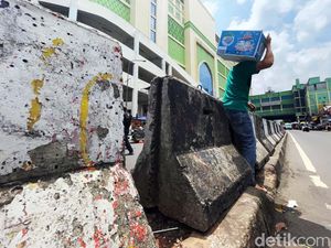 Warga Nekat Terobos Pembatas Jalan di Tanah Abang