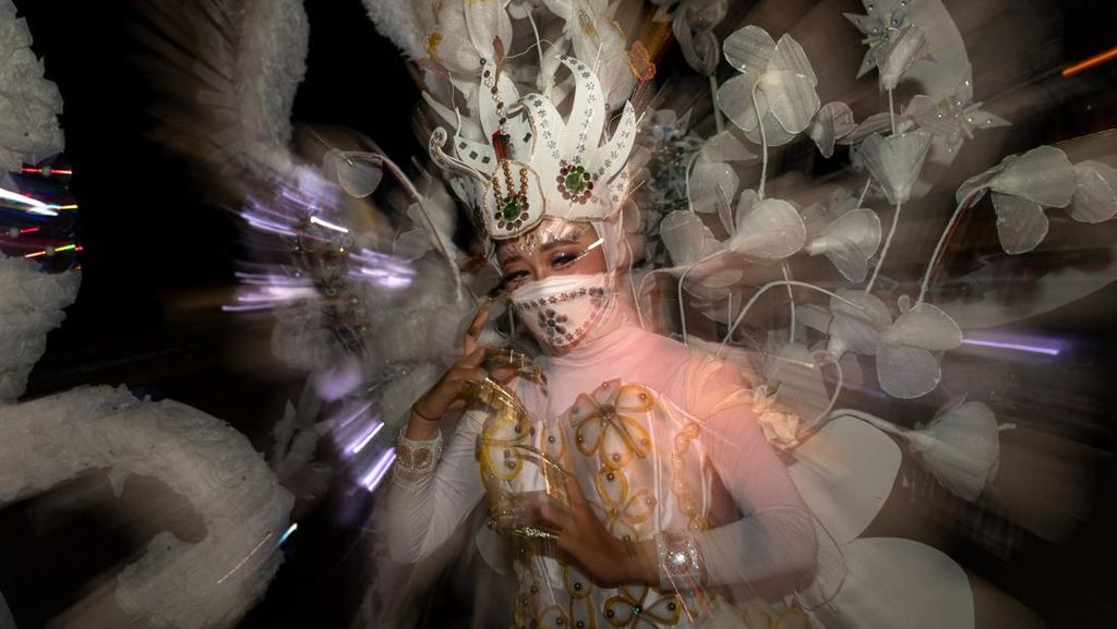 Warna-warni Parade Kostum di Semarang Night Carnival 2022