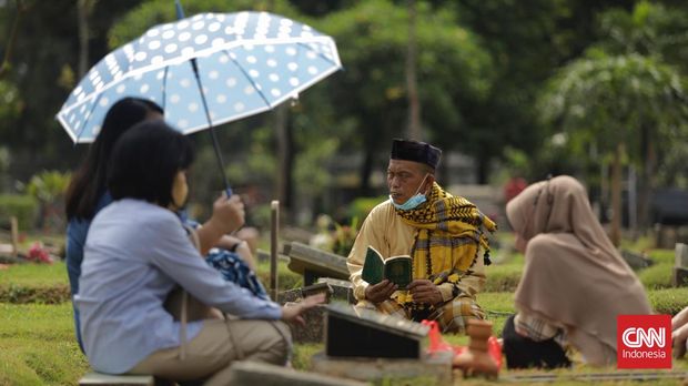 Warga melakukan ziarah kubur di Tempat Pemakaman Umum (TPU) Menteng Pulo dan Karet Bivak. Jakarta, Selasa, 29 Maret 2022. (CNN Indonesia/ Adhi Wicaksono)