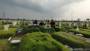 Doa Ziarah Kubur Singkat yang Dapat Diamalkan Muslim