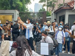 Addie MS Gelar Orkestra di Depan Kedubes Rusia, Tuntut Perang Diakhiri