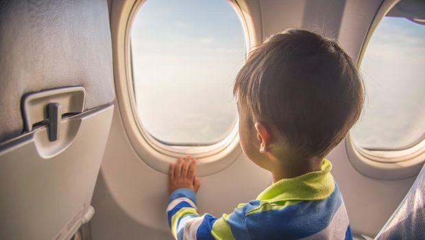 Anak Kecil Naik Pesawat layanan imigrasi