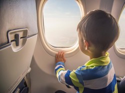 Apakah Anak Kecil Harus Beli Tiket Pesawat? Ini Aturannya