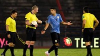 Netizen pun ramai-ramai berkomentar, salah satunya mengatakan tidak akan ada yang berani macam-macam sama wasit ini. Foto: Getty Images/Pool