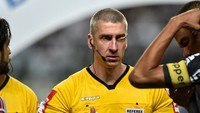 Channel YouTube Soccer Stories – Oh My Goal juga menyebut wasit Anderson Daronco punya julukan Juiz Fortao di negaranya. Artinya kira-kira Wasit Kuat. Foto: Getty Images/Pedro Vilela