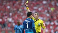 Dengan tubuh kekarnya, wasit Anderson Daronco boleh jadi bikin pesepakbola nakal bakal berpikir ulang kalau mau macam-macam! Foto: Getty Images/Lucas Uebel