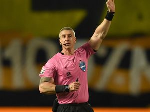 Bukan Ade Rai, Ini Wasit Terkuat Dunia... Bisepnya Saja 44 Cm!