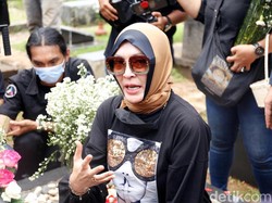 Angelina Sondakh Senang Keanu Massaid Akhirnya Pegang Tangannya