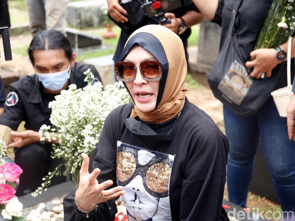 Doa Angelina Sondakh di Makam Adjie Massaid
