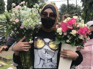 Angelina Sondakh Ziarah ke Makam Adjie Massaid Jelang Ramadan