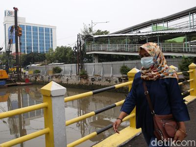 Antisipasi Banjir, Kali Ciliwung Pasar Baru Dipasang Turap Beton