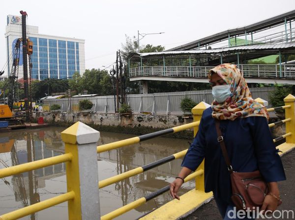 Antisipasi Banjir, Kali Ciliwung Pasar Baru Dipasang Turap Beton