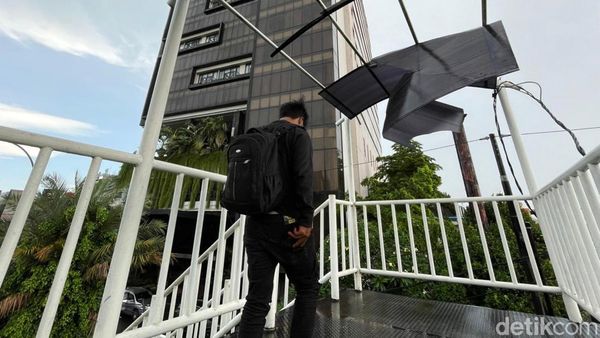 Duh... Atap Kanopi JPO di Bekasi Ini Bergelayut Nyaris Jatuh