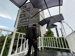 Duh... Atap Kanopi JPO di Bekasi Ini Bergelayut Nyaris Jatuh