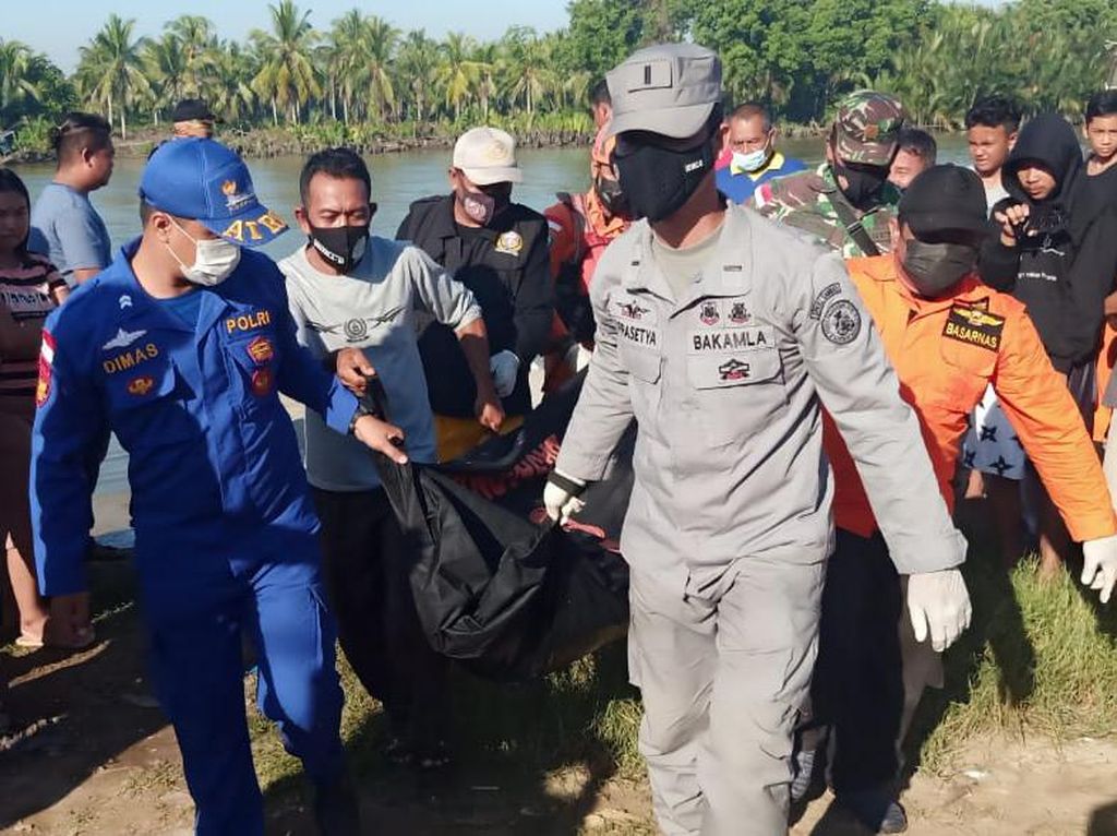 Bakamla RI Temukan Jasad Nelayan di Perairan Sedau Bakamla RI Temukan Jasad Nelayan di Perairan Sedau