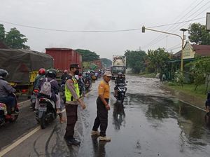 Banjir Genangi Jalur Pantura Kraton Pasuruan, Kemacetan Mengular hingga 4 Km