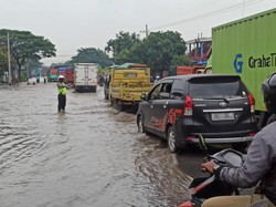 Penampakan Jalan Raya Kraton Pasuruan Banjir, Kendaraan Mengular