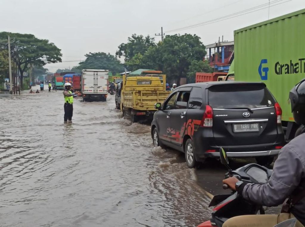 Banjir Rendam Jalur Pantura Kraton Pasuruan, Kendaraan Dialihkan Masuk Tol