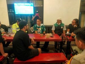Cangkruan Bonek dan Polisi Bahas Skema Sambut Persebaya dari Bali