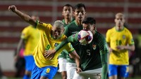 Richarlison dari Brazil, kiri, dan Jose Maria Carrasco dari Bolivia berebut bola.