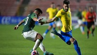Pemain Bolivia Ramiro Vaca, kiri, dan pemain Brasil Alex Telles berebut bola.