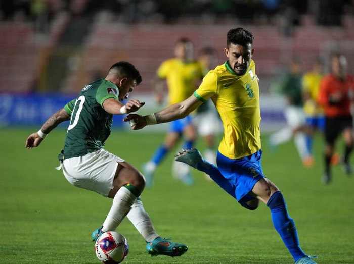 Brazil's Lucas Paqueta dribbles the ball during a qualifying soccer match for the FIFA World Cup Qatar 2022 against Bolivia in La Paz, Bolivia, Tuesday, March 29, 2022. (AP Photo/Juan Karita)