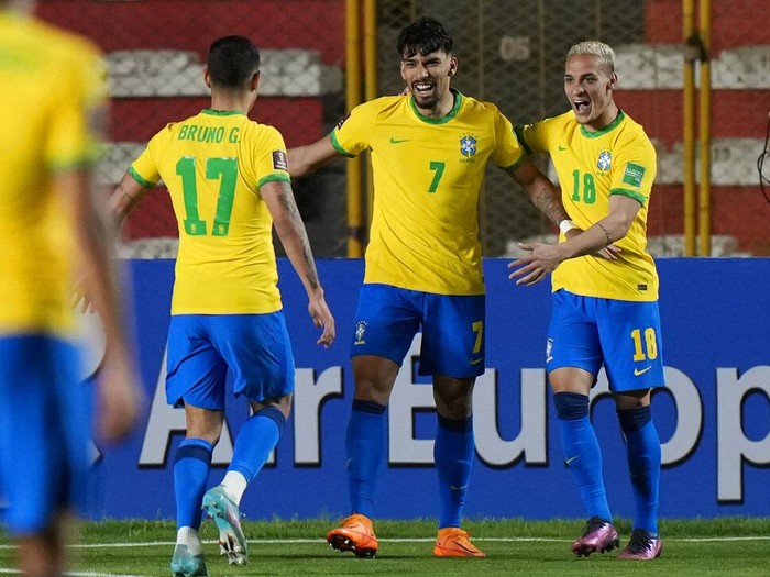 Brazil's Lucas Paqueta dribbles the ball during a qualifying soccer match for the FIFA World Cup Qatar 2022 against Bolivia in La Paz, Bolivia, Tuesday, March 29, 2022. (AP Photo/Juan Karita)