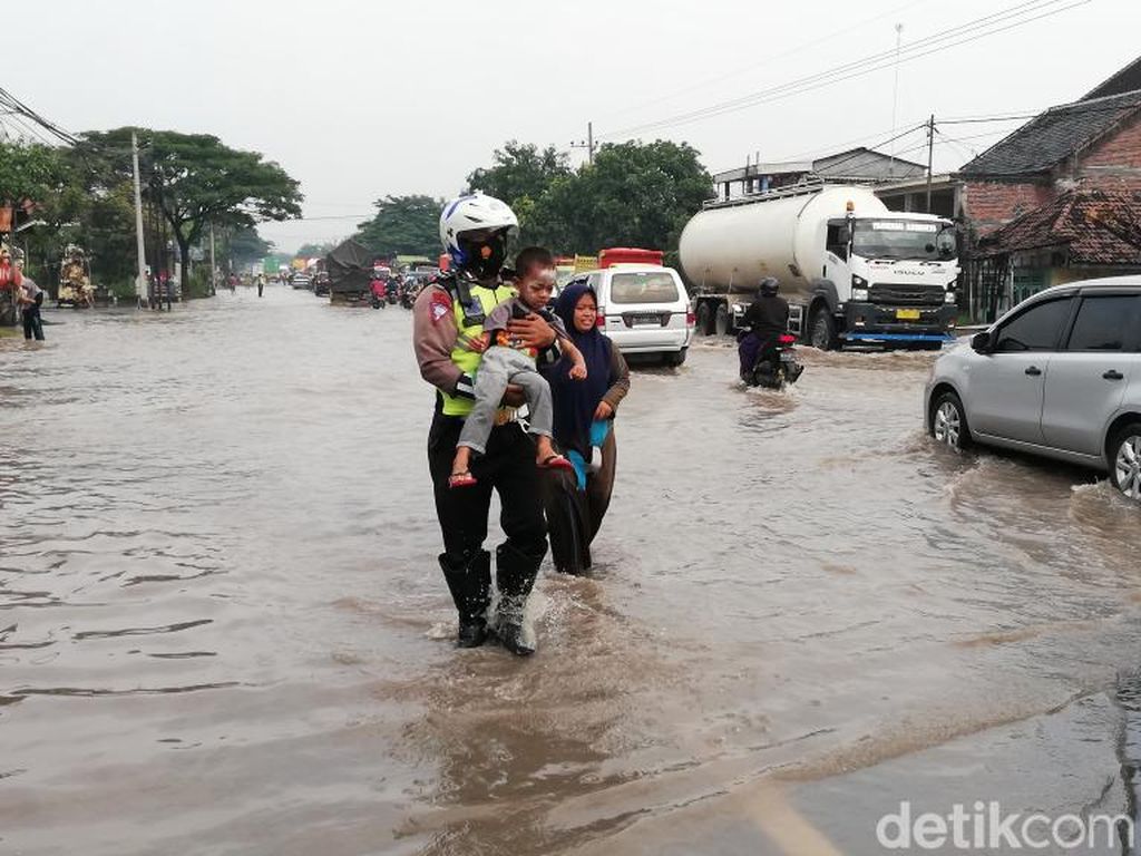 Salut, Aksi Polantas Gendong Balita Seberangi Banjir di Jalur Pantura Pasuruan