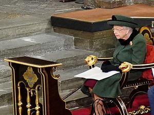 Makna Busana Hijau Ratu Elizabeth di Peringatan Kematian Pangeran Philip Makna Busana Hijau Ratu Elizabeth di Peringatan Kematian Pangeran Philip