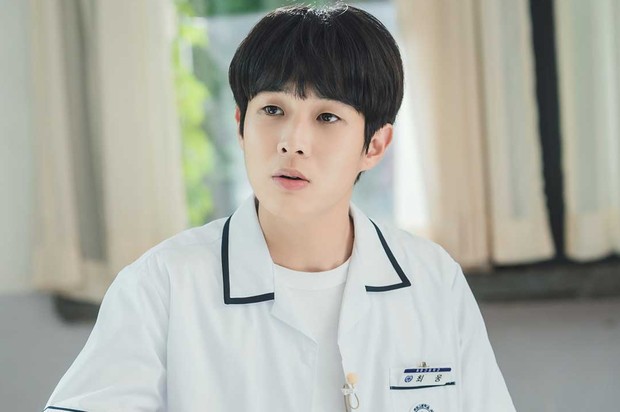 Choi Woo Shik dinilai cocok memakai seragam sekolah ditambah dengan wajah imutnya yang tidak menua