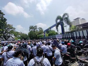 Massa Buruh Demo Di-PHK Sepihak, PT Unilever Buka Suara Massa Buruh Demo Di-PHK Sepihak, PT Unilever Buka Suara
