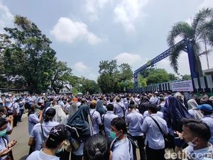 Massa Buruh di Surabaya Geruduk Pabrik Gegara Dikenai PHK Sepihak Massa Buruh di Surabaya Geruduk Pabrik Gegara Dikenai PHK Sepihak