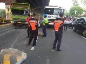 Dump Truck Tabrak Separator Busway di Jakpus, Pemotor Kena Imbas dan Terluka