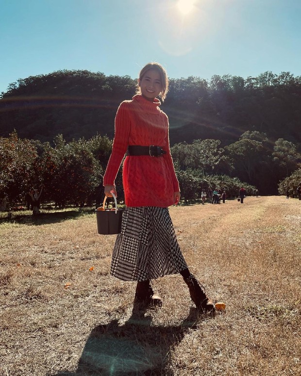 Gardening with Orange Knit and Pleated Skirt/Foto: Instagram/@septriasaacha