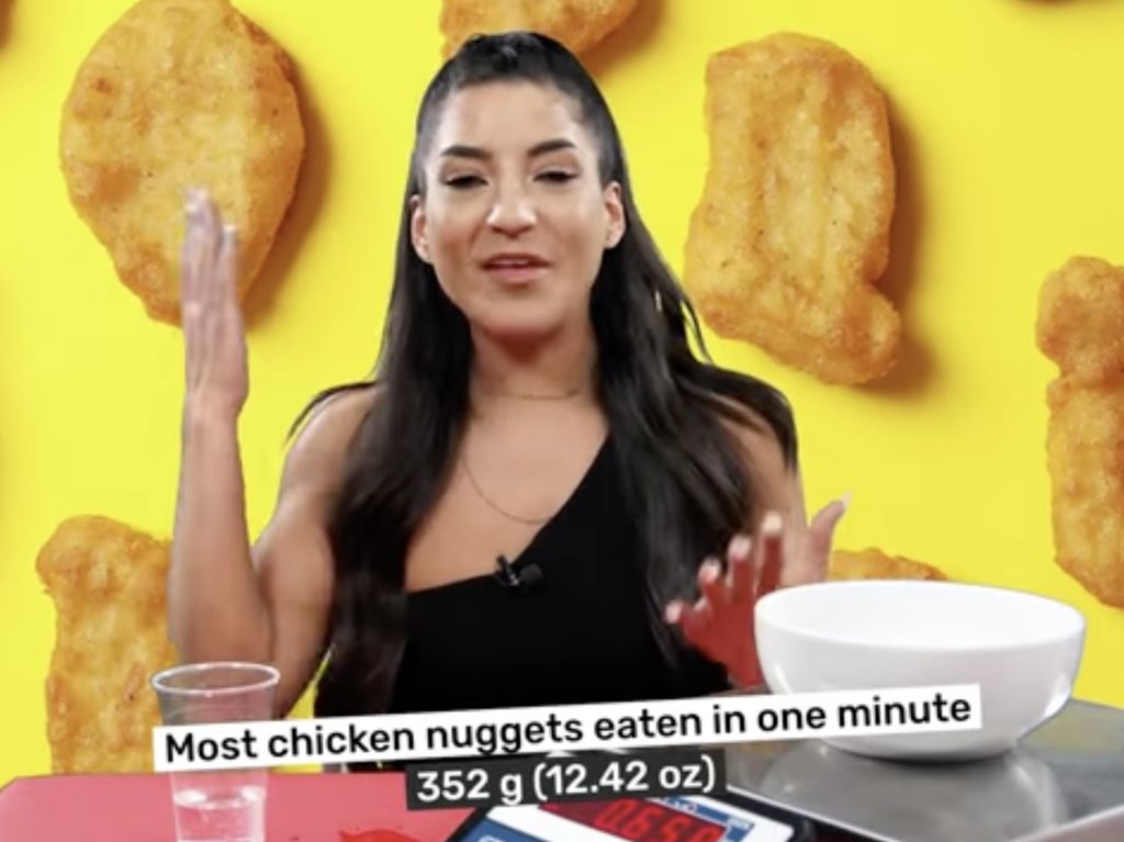 Gokil! Wanita Ini Pecahkan Rekor Dunia Makan 19 Nugget dalam 1 Menit