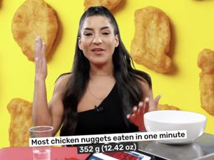 Gokil! Wanita Ini Pecahkan Rekor Dunia Makan 19 Nugget dalam 1 Menit Gokil! Wanita Ini Pecahkan Rekor Dunia Makan 19 Nugget dalam 1 Menit