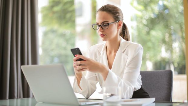 Gunakan bahasa yang sopan saat mengirim pesan WhatsApp ke atasan.