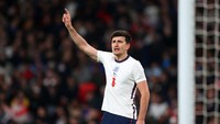 Harry Maguire jadi bulan-bulanan cemoohan fans Inggris dalam laga lawan Pantai Gading. Foto: Getty Images/Catherine Ivilla