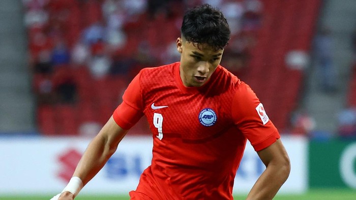 SINGAPORE, SINGAPORE - DECEMBER 22: Ikhsan Fandi #9 of Singapore controls the ball against Elkan William Tio Baggot #30 of Indonesia in the second half during the first leg of their AFF Suzuki Cup semifinal at the National Stadium on December 22, 2021 in Singapore. (Photo by Yong Teck Lim/Getty Images)