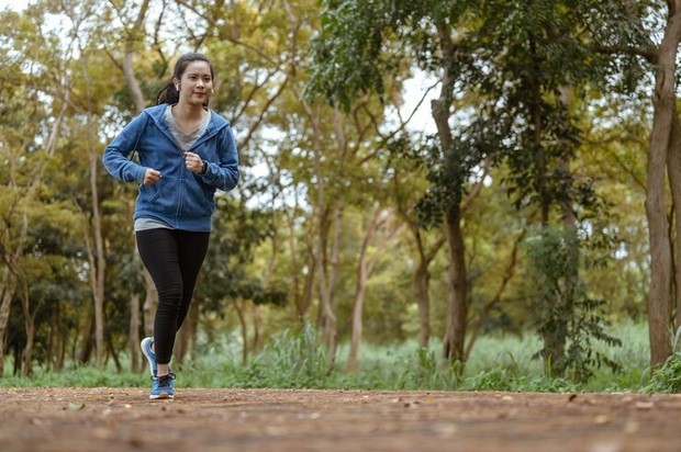 Ilustrasi berlari/ Foto: Freepik.com/nutthaseth-v