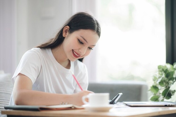 Ilustrasi mengerjakan pekerjaan/ Foto: Freepik.com/nampix