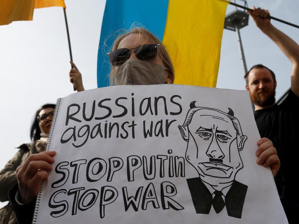 Aksi Tolak Perang Saat Rusia dan Ukraina Berunding di Turki