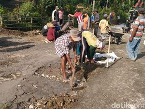 Warga Blitar Swadaya Perbaiki Jalan Rusak yang Diabaikan Pemkab Sejak 10 Tahun