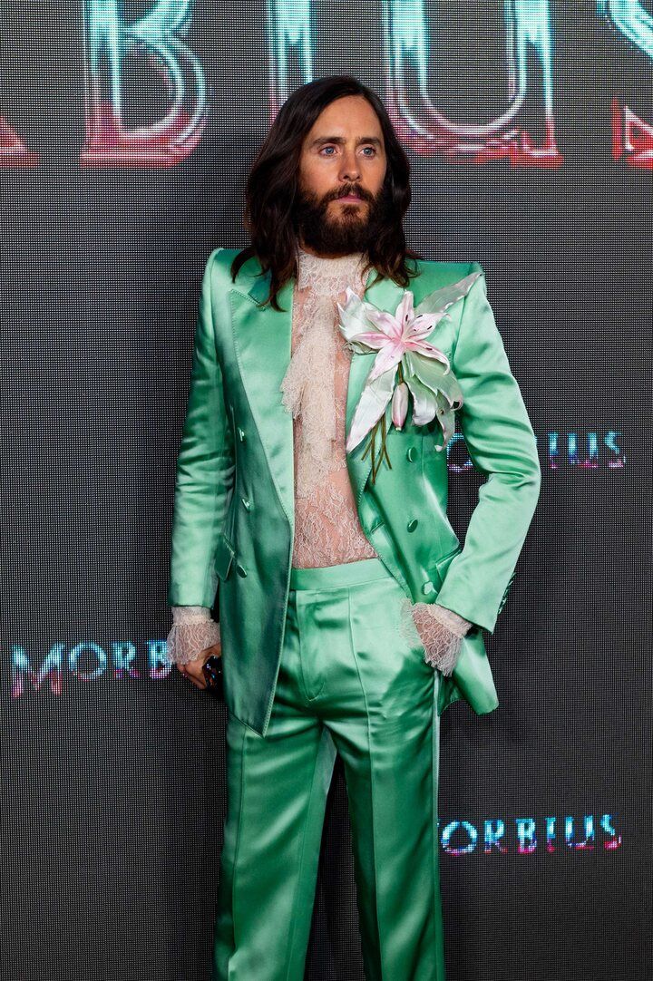 Jared Leto mengenakan setelan jas berwarna hijau mengkilap dan lace top menerawang di premier Morbius di Madrid