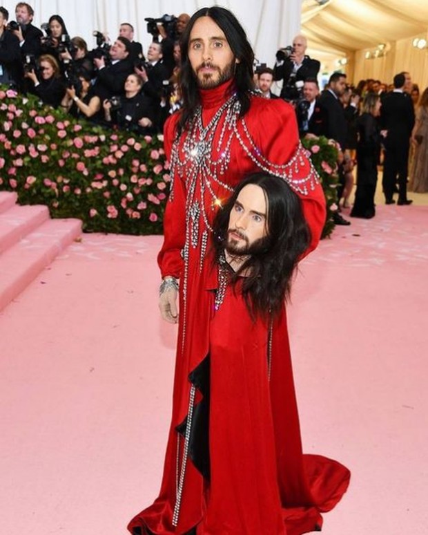 Jared Leto Head Replica/Foto : instagram.com/jaredleto Penampilan aneh dan nyentrik Jared Leto di Met Gala 2019 membawa replika kepalanya sendiri