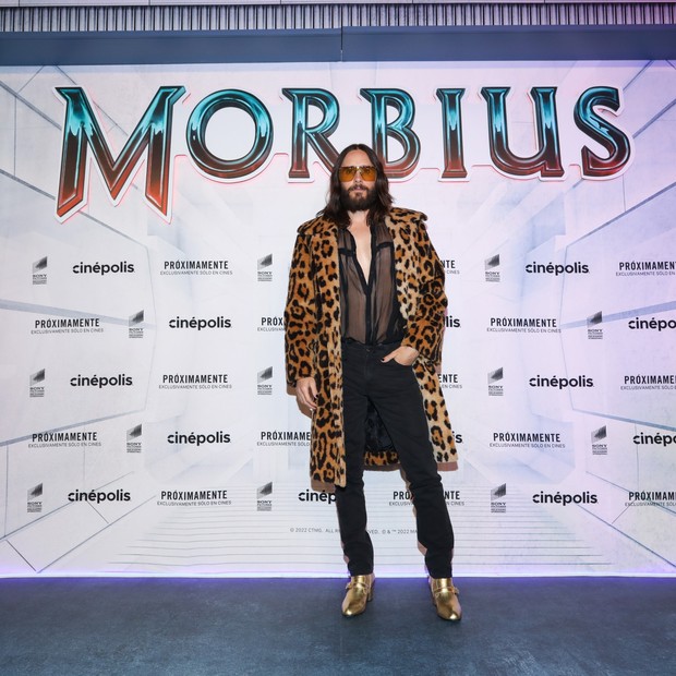 Jared Leto Leopard Print Coat/Foto : twitter.com/MorbiusMovie Jared Leto menghadiri premier film Morbius di Berlin, mengenakan Leopard Print Coat